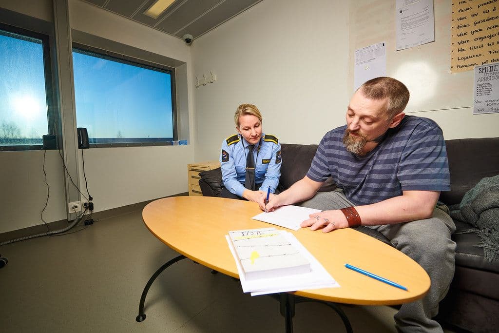 Betjent og innsatt